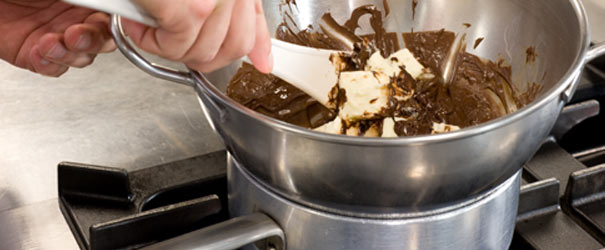 Faire fondre du chocolat au bain-marie faire-fondre-chocolat-bain-marie
