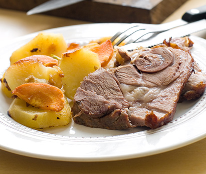 recette de gigot d'agneau aux pommes boulangères recette de gigot d'agneau aux pommes boulangères